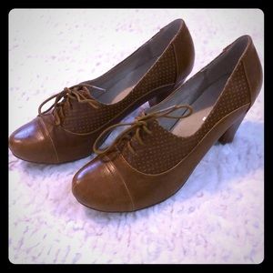 Chelse Crew Maytal Pump in Tan- size 8 US/ 39 EURO